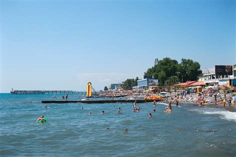 Какое время года лучше посетить пляж Адлера