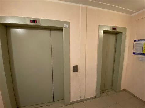 Причины открытия лифта при входе в подъезд