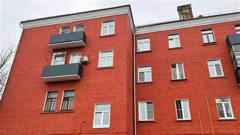 Символика белых домов и синих крыш