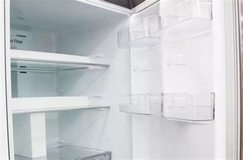 Что можно сделать для устранения проблемы с постоянно горящим табло на холодильнике